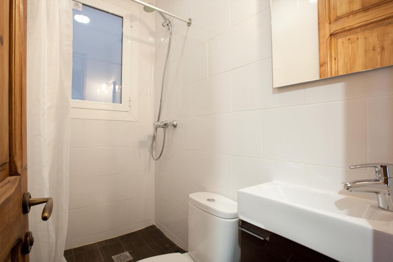 2-Bedroom Apartment For Families Барселона Екстериор снимка